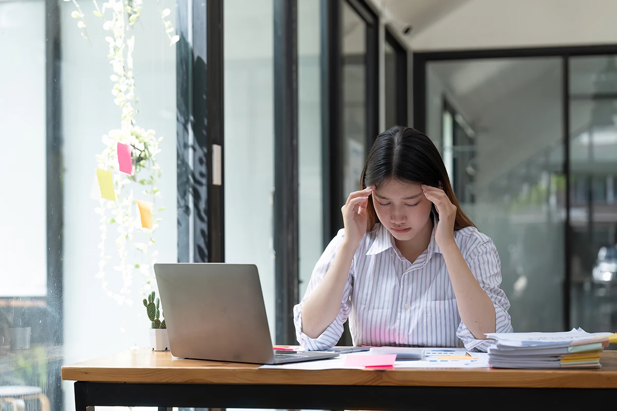 A women seems sick on a workspace